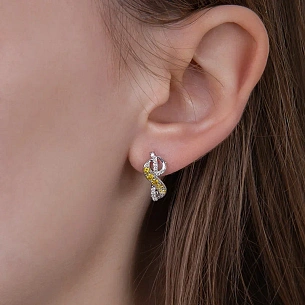 Серьги из белого золота с бриллиантом