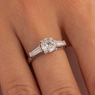 Кольцо из белого золота с бриллиантом