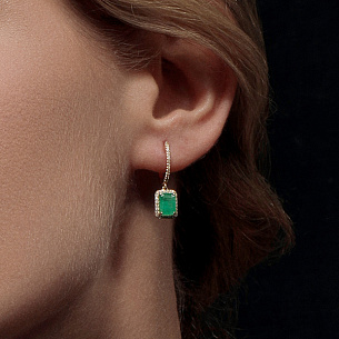 Серьги с английским замком из желтого золота с изумрудами, бриллиантами