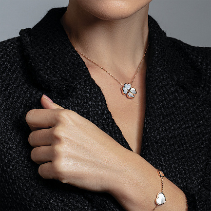 Колье из красного золота с перламутром