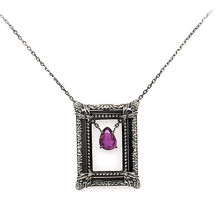 Колье из белого золота с бриллиантами, сапфиром