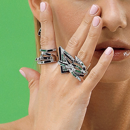 Кольцо из белого золота с бриллиантами, изумрудами