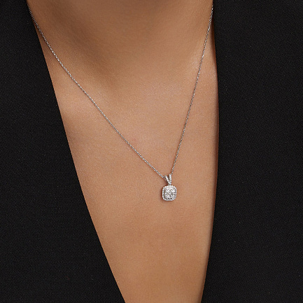 Колье из белого золота с бриллиантами