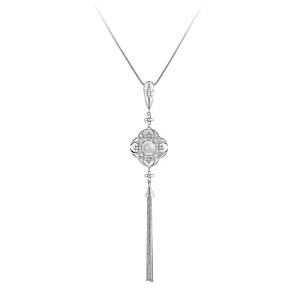 Колье из белого золота с бриллиантами, агатом