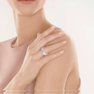 Кольцо обручальное из белого золота с бриллиантом