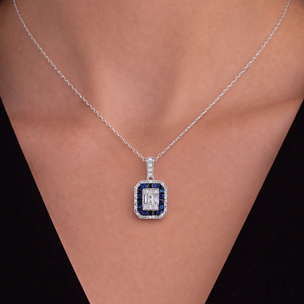 Колье из белого золота с бриллиантами, сапфиром