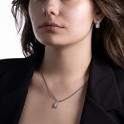 Серьги с английским замком из серебра с фианитом