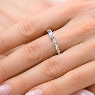 Кольцо из белого золота с бриллиантом