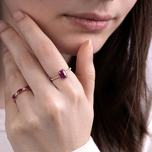 Кольцо из красного золота с бриллиантом