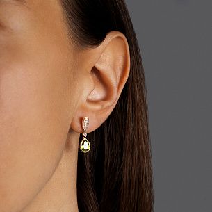 Пусеты с хризолитом, бриллиантами из желтого золота