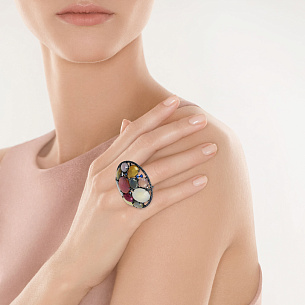 Кольцо из черненого золота с бриллиантами, корундами, сапфирами