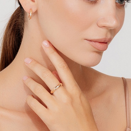 Кольцо из красного золота с бриллиантом