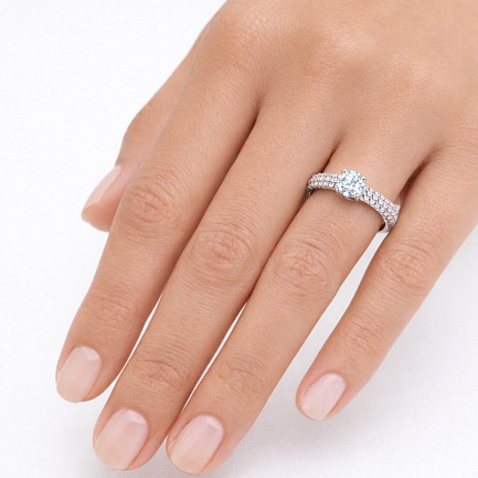 Кольцо из белого золота с бриллиантами