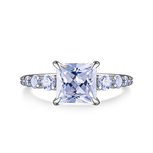 Кольцо из серебра с фианитом