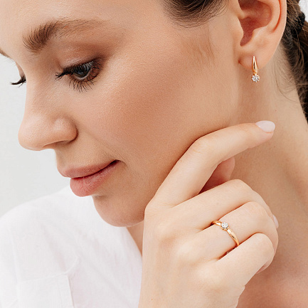 Кольцо из красного золота с бриллиантом