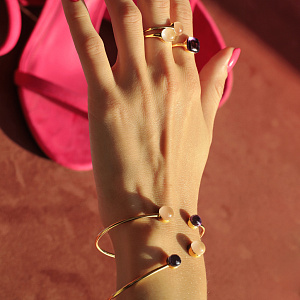 Браслет жесткий из желтого золота с аметистом