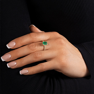 Кольцо из желтого золота с изумрудом