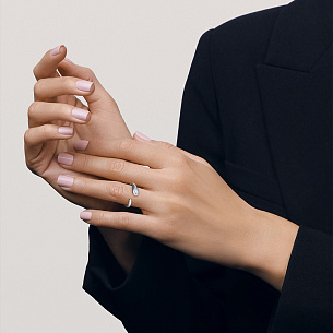 Кольцо из белого золота с бриллиантом