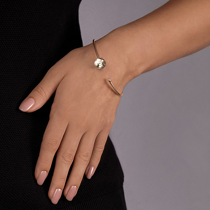 Браслет жесткий из желтого золота с бриллиантом