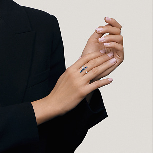 Кольцо из белого золота с бриллиантом, сапфирами