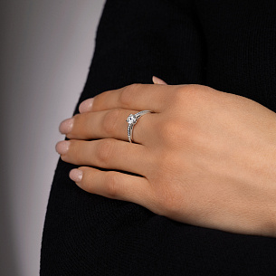 Кольцо из белого золота с бриллиантом