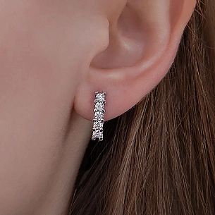 Серьги с английским замком из белого золота с бриллиантом