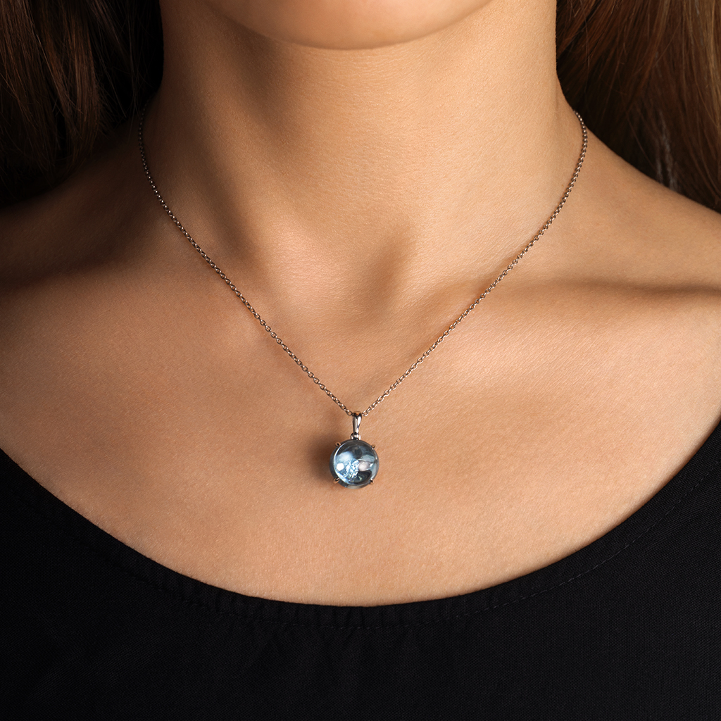 Подвеска из белого золота с топазом и бриллиантом