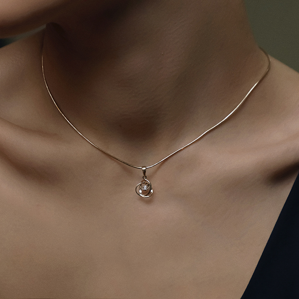 Подвеска из желтого золота с танцующим бриллиантом